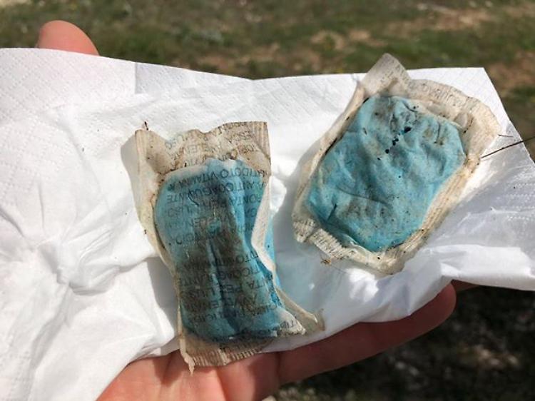 Bustine di veleno azzurro abbandonato lungo la ciclabile di Marzalengo