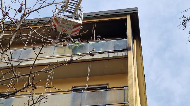  Incendio in una appartamento, vigili del fuoco mobilitati in via Lucchini