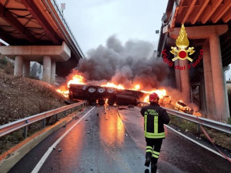 Tir giù da viadotto: morto l'autista, chiuso tratto della A1