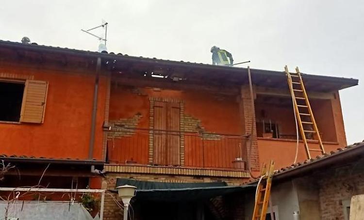Forti raffiche di vento, a Recorfano di Voltido fiamme dal camino al tetto