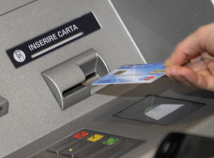 Rubano una borsetta e prelevano con il bancomat, denunciati  due 27enni