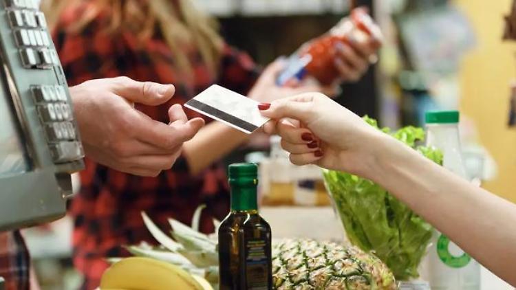 Fa la spesa pagando con una carta postepay non sua: 52enne nei guai
