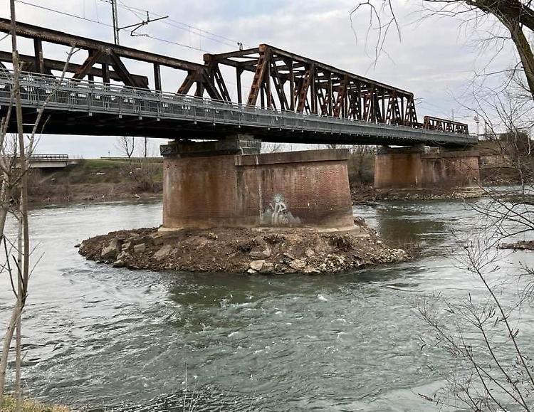 Via i tronchi sotto il ponte dell’Oglio