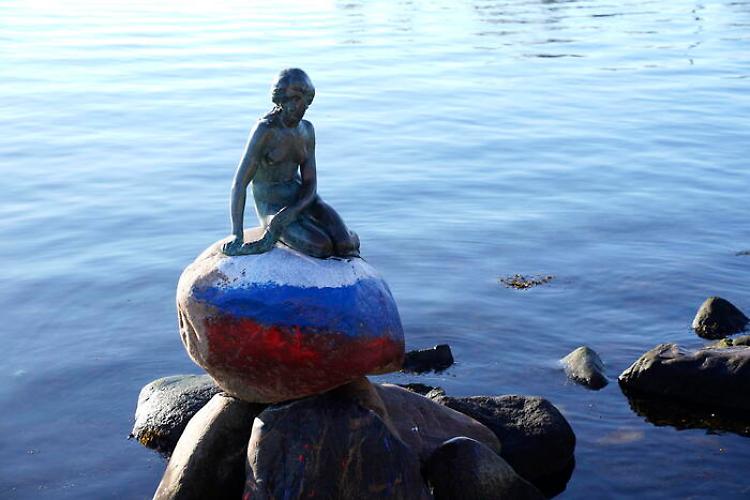 Copenaghen, provocazione con bandiera russa su statua sirenetta