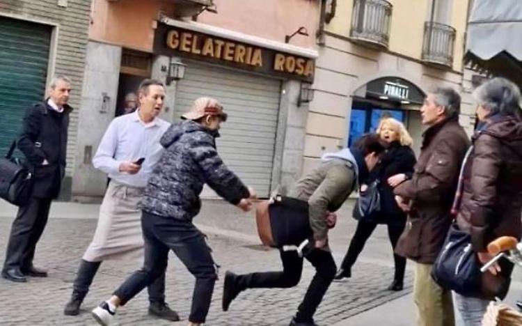 Prima la provocazione, poi l'aggressione: "Italiano sfigato, se parli ti picchio"
