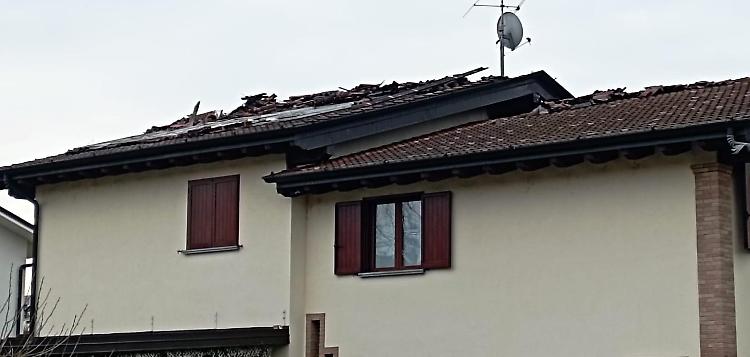 Incendio nella notte, le fiamme divorano l'intera copertura di una villa