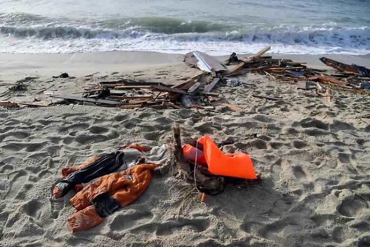 Naufragio di migranti nel Crotonese, trovato il corpo di un bambino