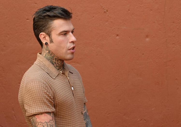 Fedez torna sui social: 'Grazie a mia moglie che mi è stata a fianco'
