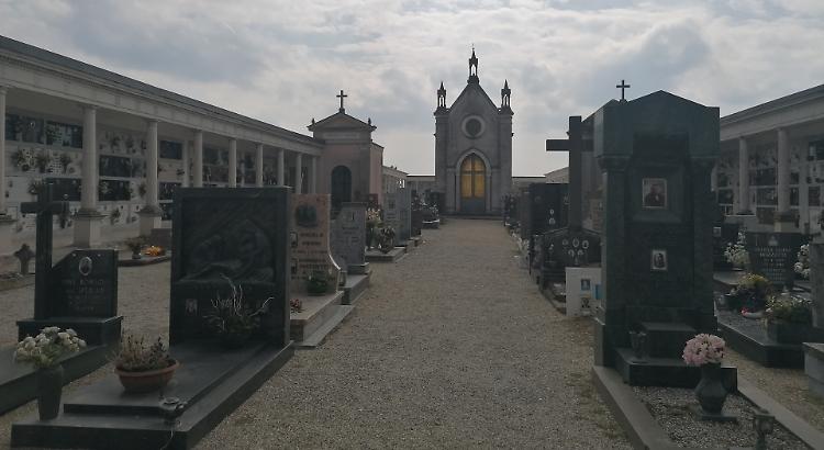 Cimitero, non c'è più posto: restano due loculi