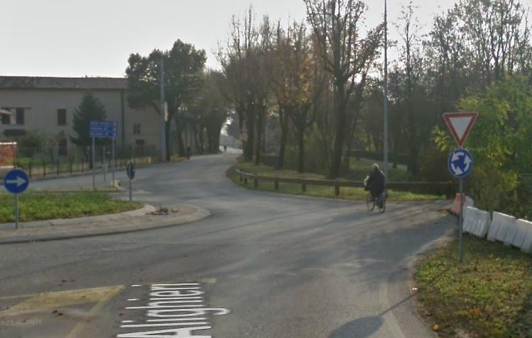 Perde il controllo dell'auto e finisce fuori strada, ferito un diciannovenne