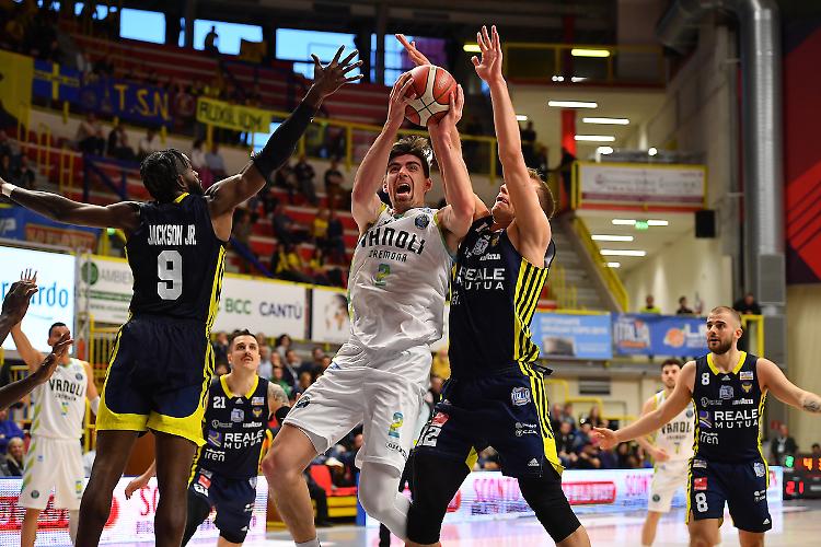 Basket, la Vanoli batte Torino e vola in finale