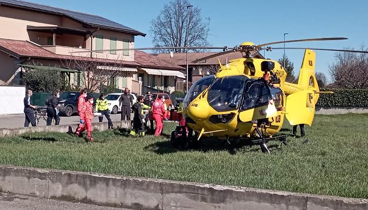 Schiacciata dal proprio Suv nel cortile di casa, gravissima una donna