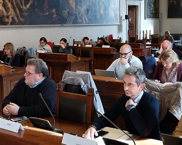 Covid, medaglia d'oro e veleni: il premio divide