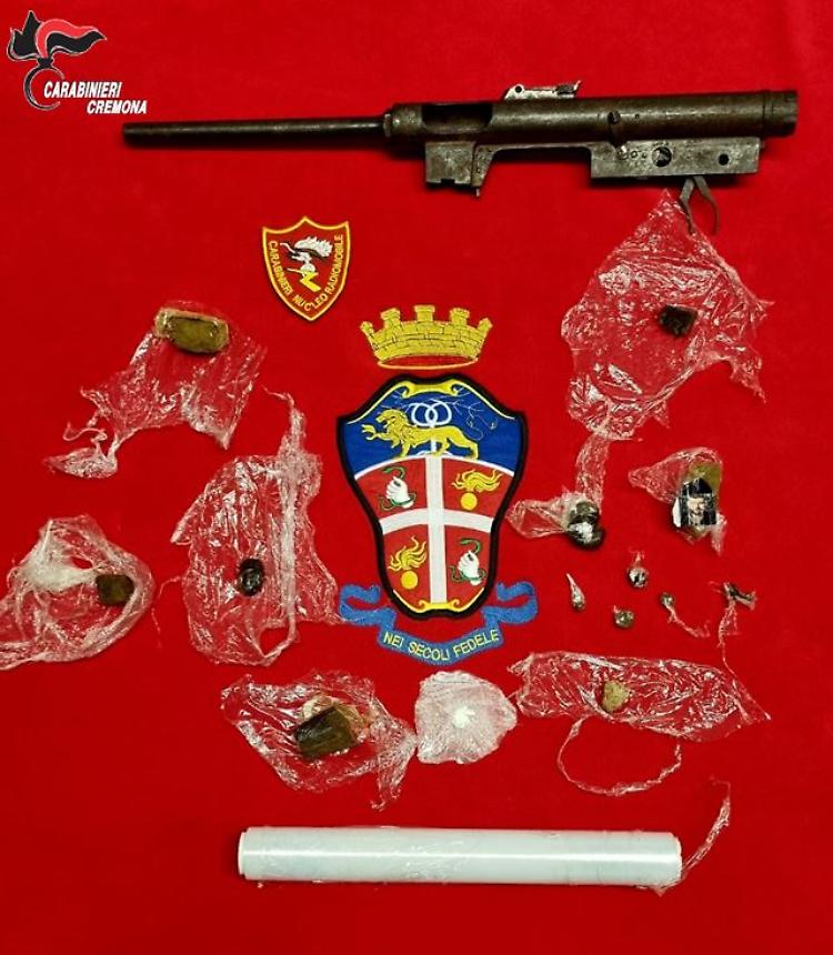 Spacciatore tiene in casa pezzi di un'arma da guerra, arrestato