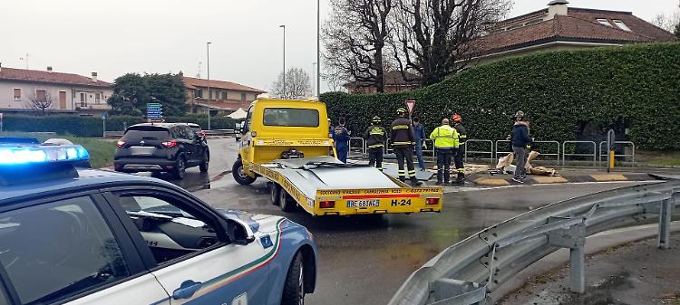 Tir perde il carico di lamiere, disagi al traffico