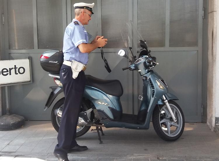 Investe un anziano con uno scooter rubato, è caccia al pirata