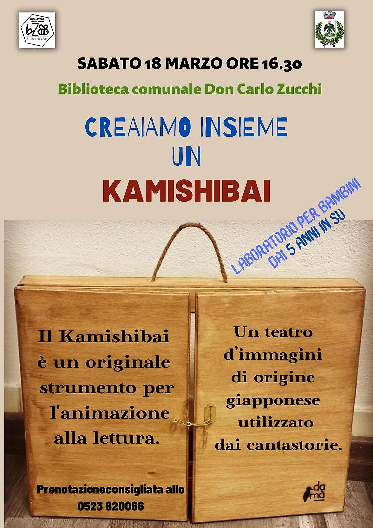 In biblioteca per ascoltare una storia e creare un  Kamishibai