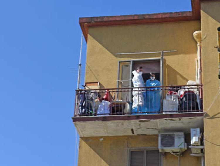 Accumulatore seriale trovato morto in casa sotto cataste oggetti