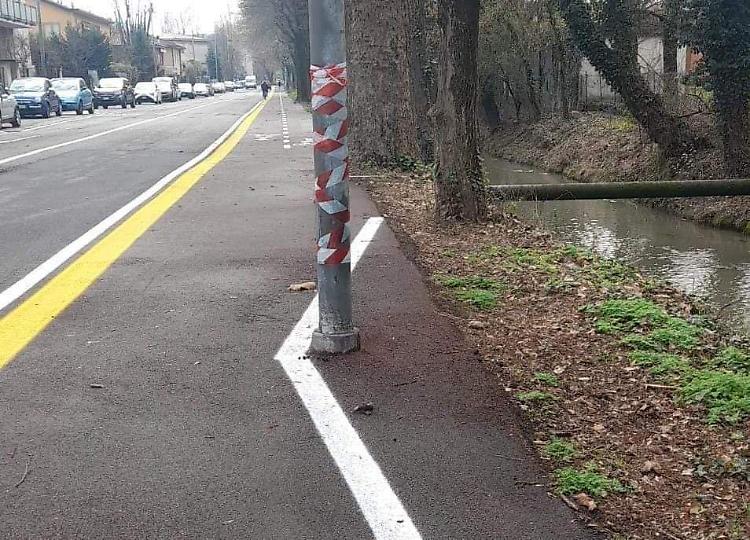 Palo della luce sulla ciclabile di via Treviglio: linea continua a 'zig zag'