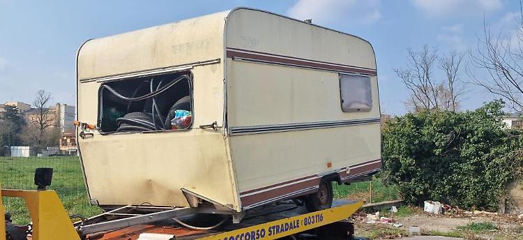 Rimossa la roulotte abbandonata in Largo degli Sportivi