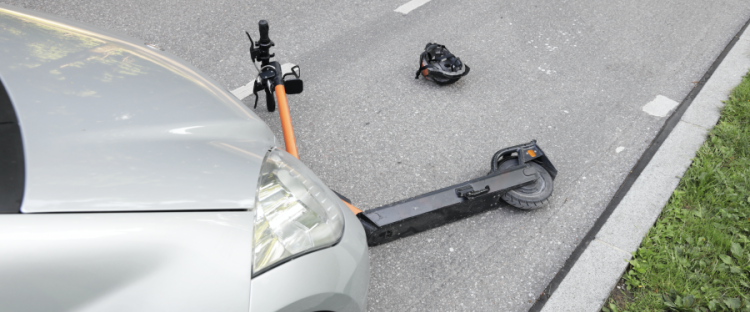 Monopattino elettrico investito da auto, una 21enne in ospedale