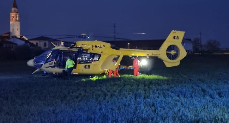 Getta benzina sul fuoco, 69enne ustionata: elitrasportata al Niguarda di Milano