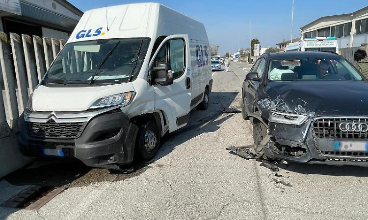 Scontro violento tra Suv e furgone di un corriere, 26enne e 31enne in ospedale