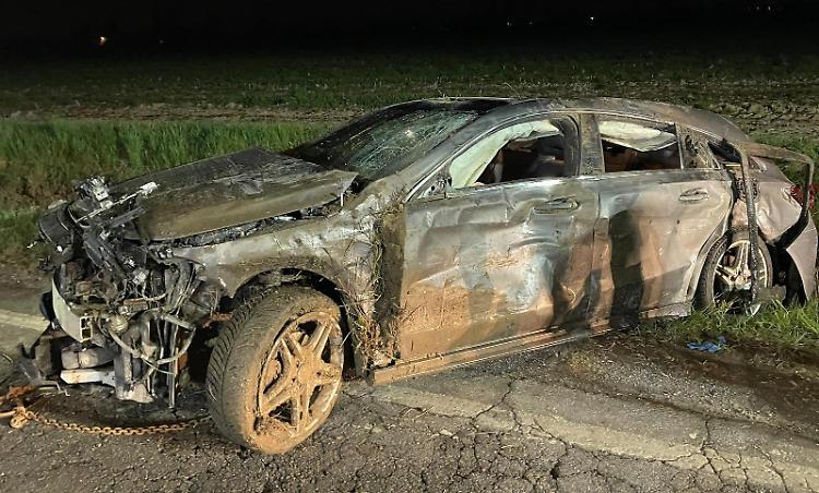 Perde il controllo dell'auto e finisce in un canale irriguo, gravissimo 43enne