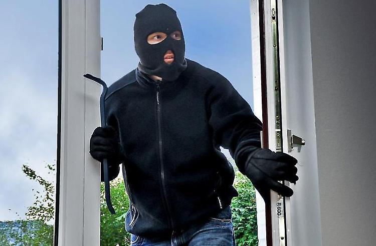 Il sindaco impavido affronta i ladri e sventa due furti