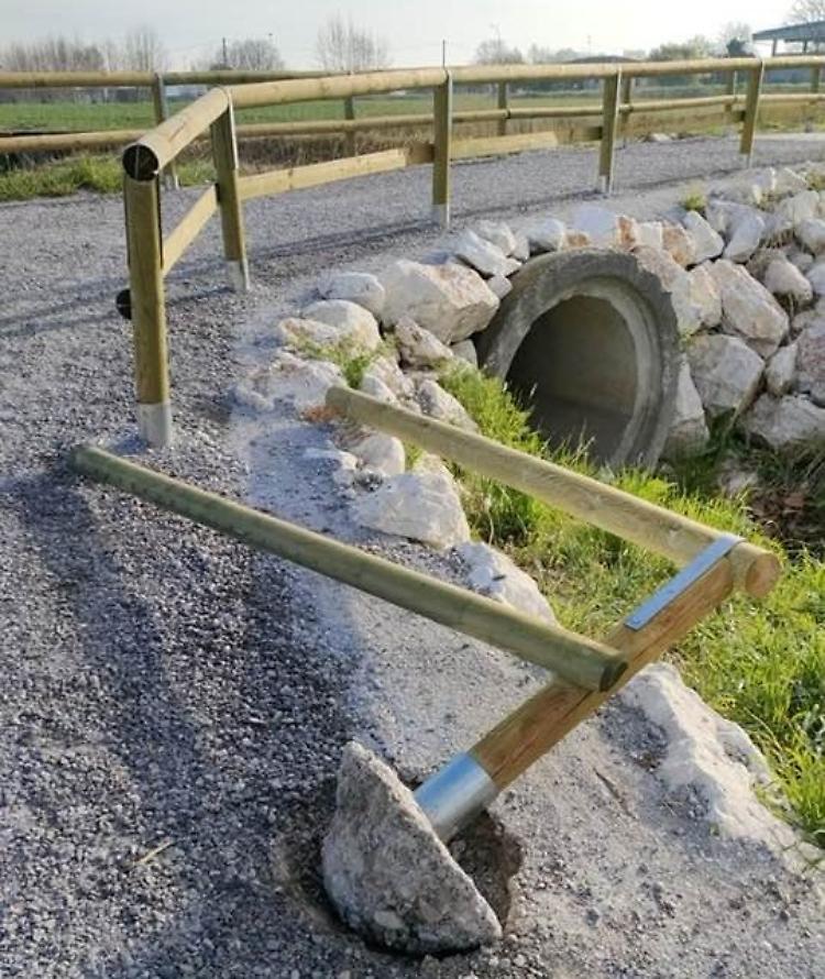 Vandalismo lungo la ciclopedonale delle mura