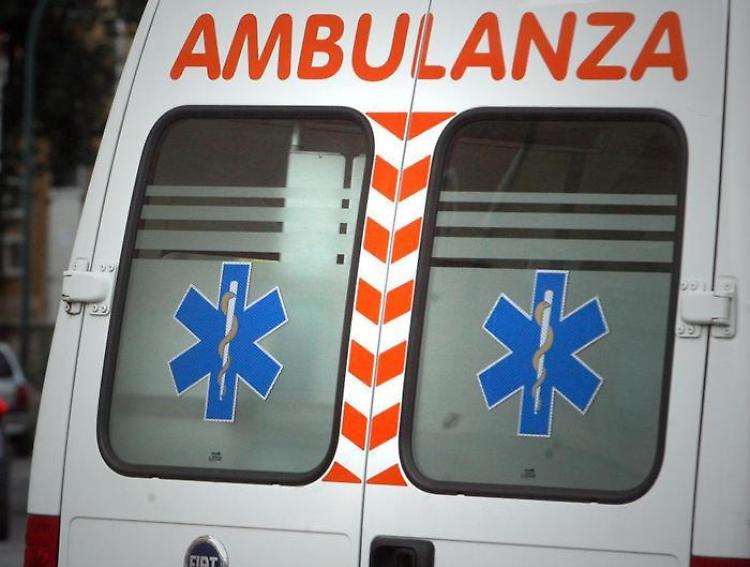 Incidente stradale in centro, la portiera gli trancia una falange