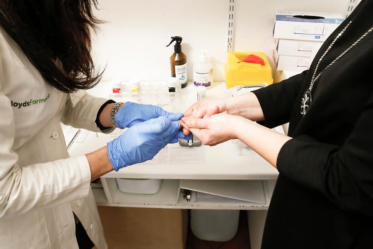 Glicemia, pressione e colesterolo, test gratuiti nelle farmacie Lloyds