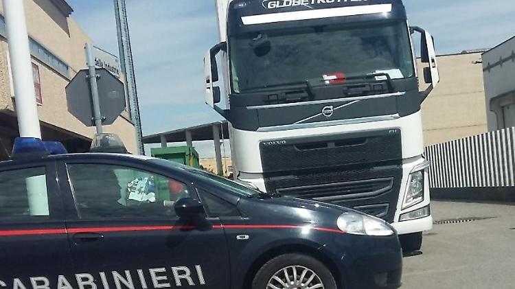 Asporta gasolio dal suo tir per simularne il furto