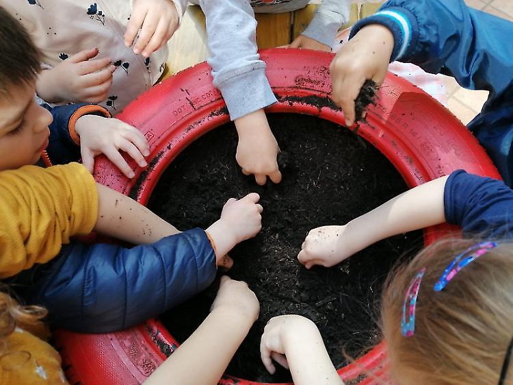 Educazione all'aperto per bambini e famiglie