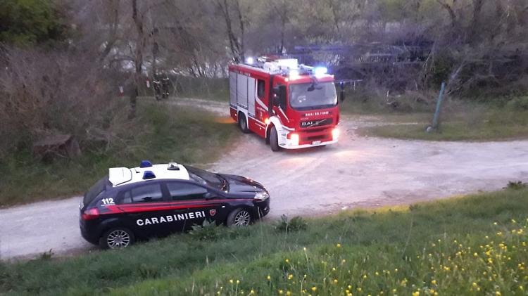 Auto affondata nel Po, i vigili del fuoco sul posto 