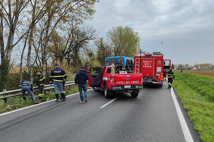 Terribile scontro frontale tra auto e pullman: una vittima