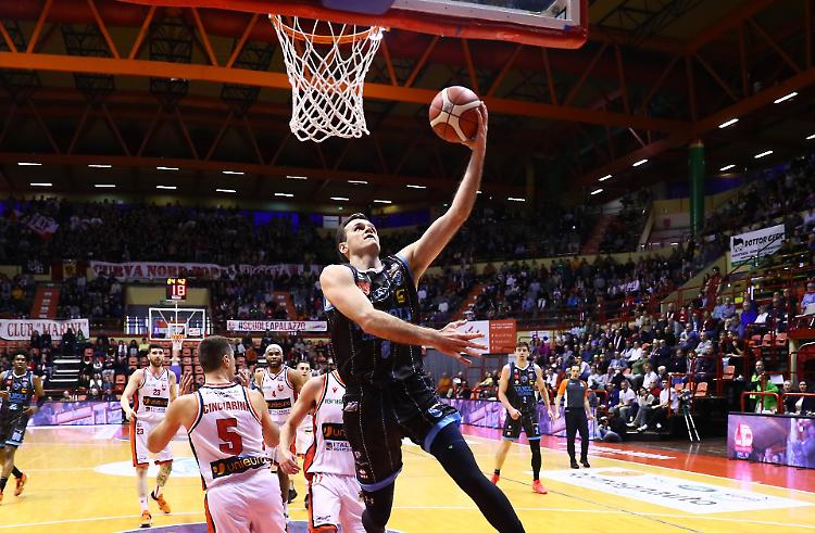 Basket, la Vanoli non sbaglia e sbanca Forlì
