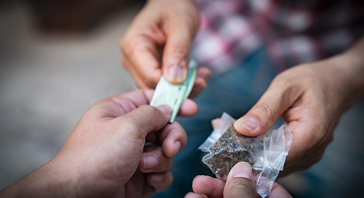 Lotta allo spaccio: segnalati assuntori di droga e patenti ritirate