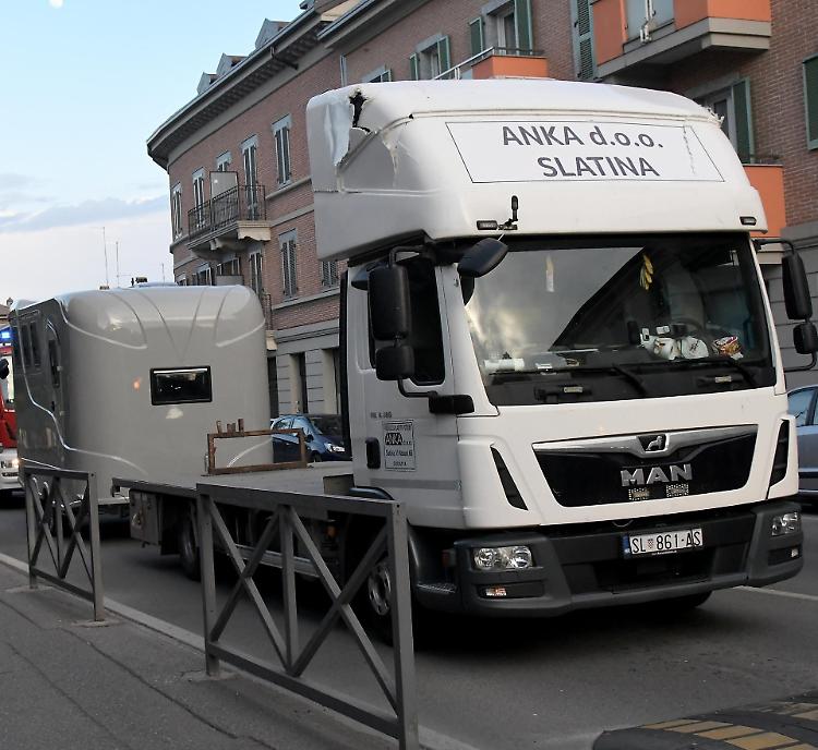 Camion abbatte il portale: ponte chiuso, la città in tilt