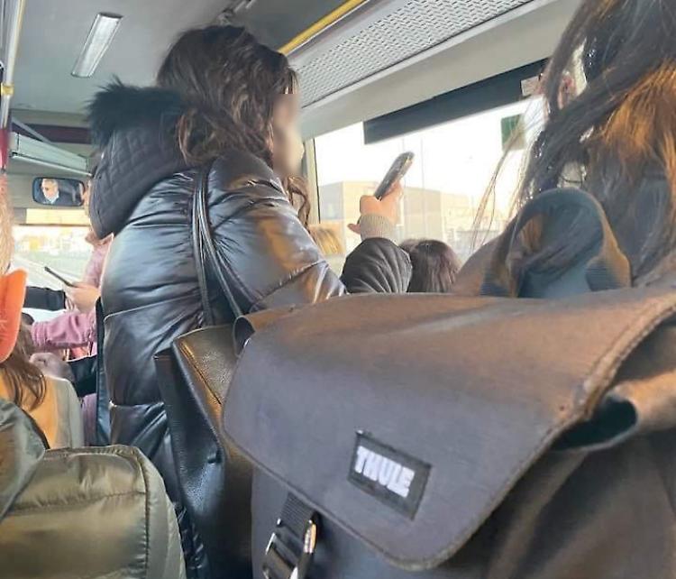 Pullman salta la fermata, pendolari come sardine sul successivo