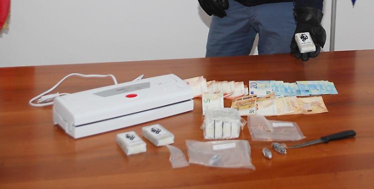 Spaccio vicino alle scuole, trovato con 1 etto e mezzo di hascisc: arrestato 22enne
