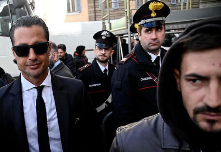 Fabrizio Corona candidato a Catania: "Qui per servire la mia città"