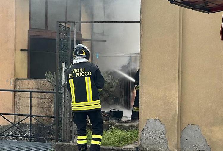 Fiamme in via Roma. Un garage divorato dal fuoco