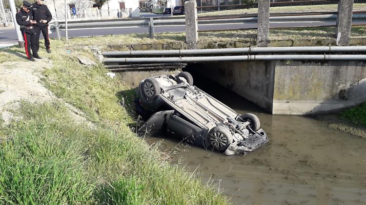 Finisce con l'auto ribaltata nel fosso, illesa conducente