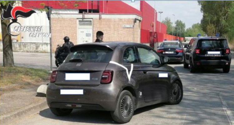 Auto in fuga dai carabinieri, bloccata: arrestato un 21enne