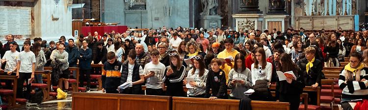 Giovanissimi pellegrini dal Papa: «Cari ragazzi siate testimoni di pace» 