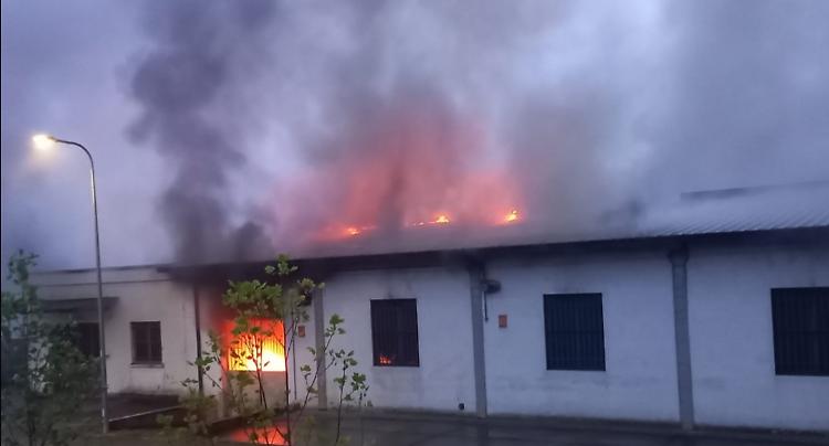 Pauroso incendio all'alba in un capannone 