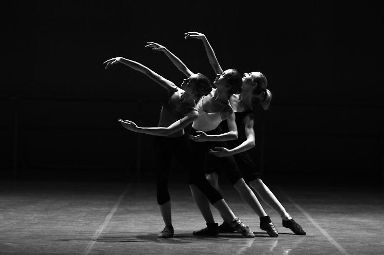 Esibizione di: Infinity dance, Danza d'arte e Specchio riflesso danza