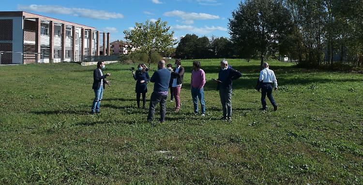 L’iniziativa. Contro il palazzetto il pic nic sul prato della Marconi