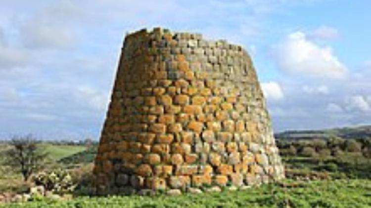 Turista americana cade dentro un nuraghe in Sardegna e rimane ferita